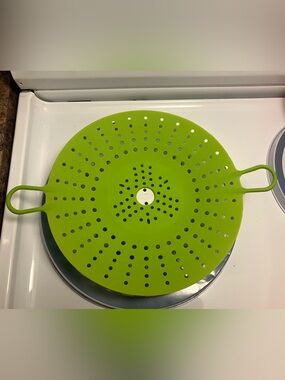 Green Silicone Steamer Basket - Flexible Strainer with Handles